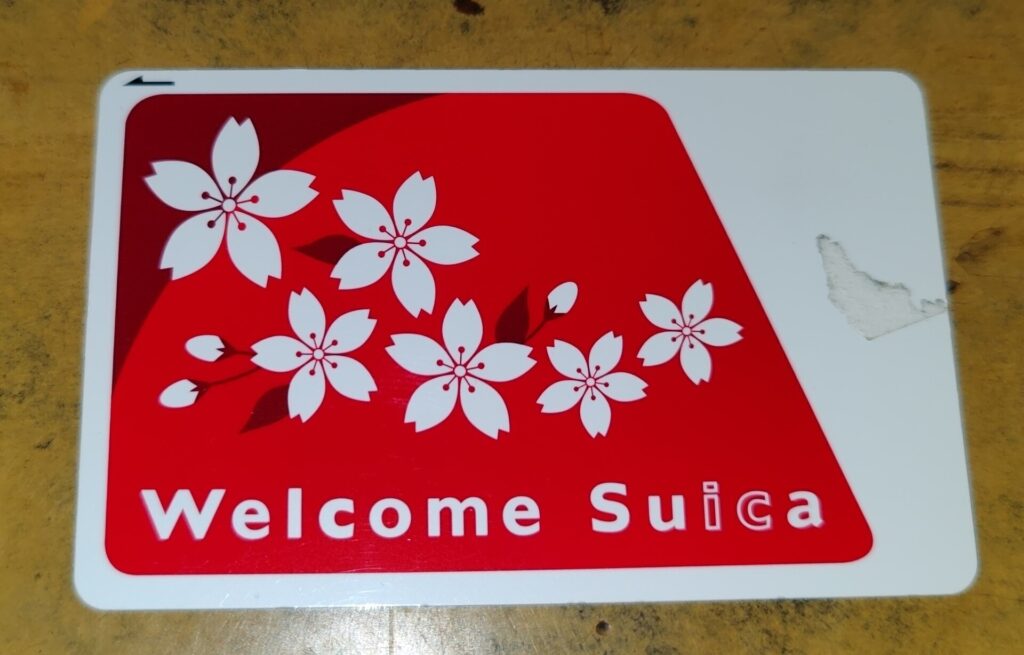 Openbaar vervoer in Tokyo: zo werkt het, van metro tot waterbus – Kitsune Travel Een Welcome Suica-kaart met kersenbloesems op een rode achtergrond